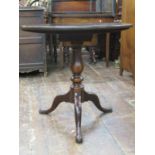 Good quality Georgian mahogany snap top table, the dense mahogany single piece 75 cm in diameter,