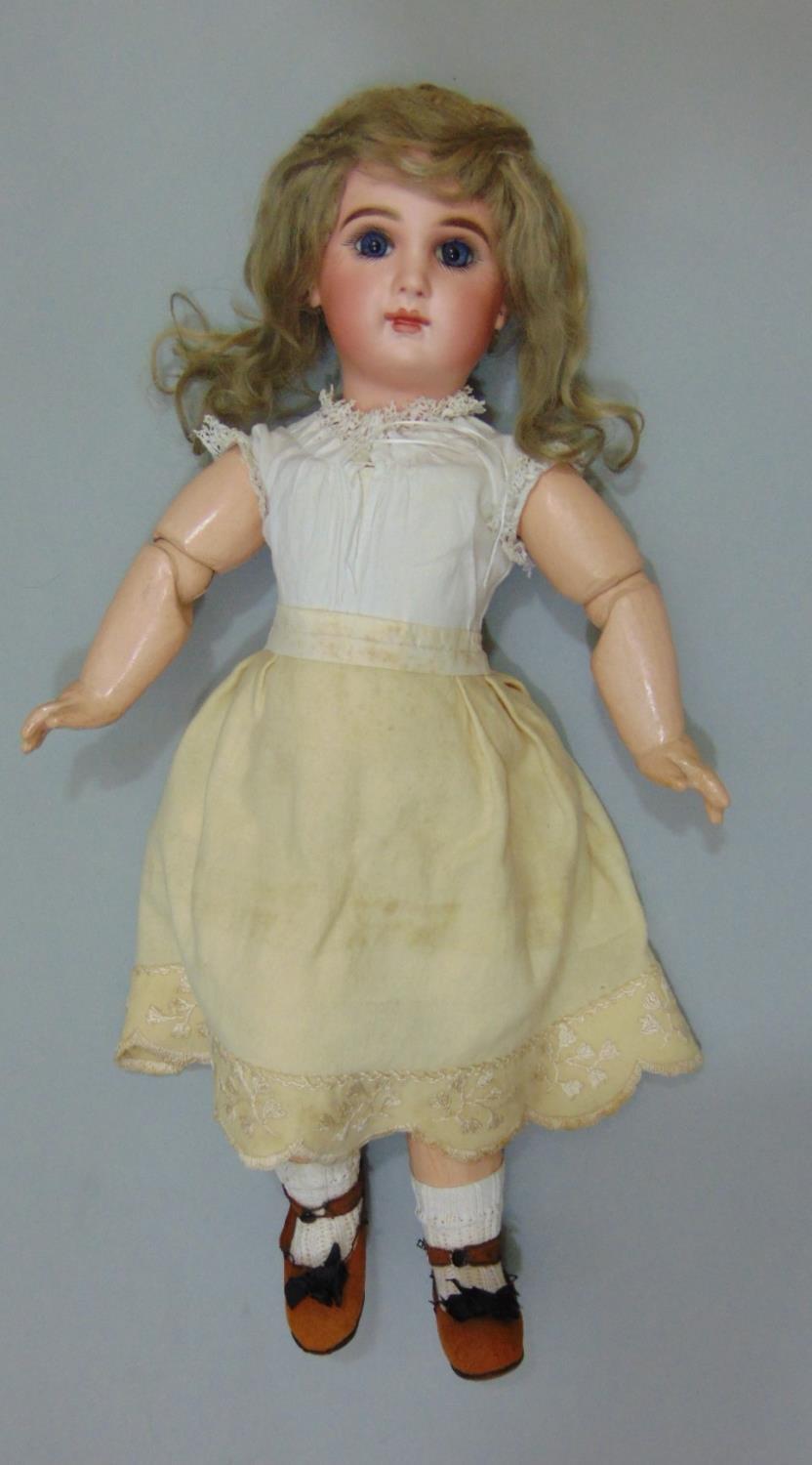 Jumeau bisque socket head doll with jointed composition body, with fixed blue eyes, painted - Image 6 of 7