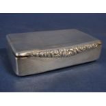 Good quality 1930 silver snuff/small box, with engine turned and fluted decoration and cast floral