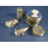 Collection of small cabinet items to include a silver - Silver Jubilee patch box with Wedgwood