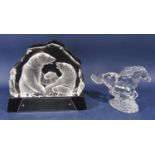 Mats Jonasson glass paperweight, reverse embossed with two bears, 18 cm high, upon a presentation