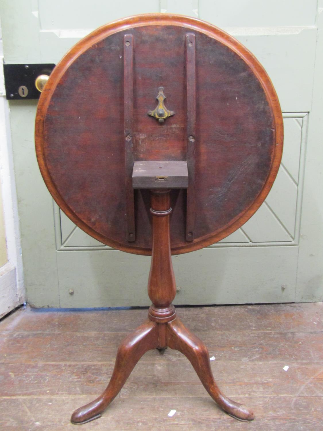 A Georgian mahogany snap top table, the single piece 64cm diameter top rasied on a vase shaped - Image 2 of 2