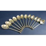 Set of 12 rat-tail/seal point teaspoons, London 1905, 5oz approx