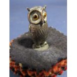 Sampson Mordan & Co novelty silver pin cushion in the form of an owl, with glass eyes, upon six felt