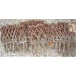 16 old iron garden edging pieces with scrolled and pierced detail, each 15 cm wide (16)