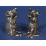 Pair of novelty 925 salt and pepper in the form of mice standing on their hind legs, 5.5 cm high,