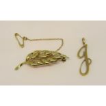 9ct leaf brooch and a 9ct 'J' pendant, 3.7g total (2)