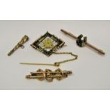 Group of antique yellow metal jewellery to include a lozenge shaped brooch set with garnets (4)