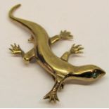 9ct salamander brooch with emerald eyes, 4.2cm approx, 4g