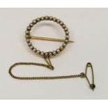 Yellow metal seed pearl hoop brooch, 2.1cm diameter approx, 2.3g