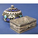 925 white metal pill or snuff box, embossed with berry and leaf decoration, with gilt interior, 4 cm