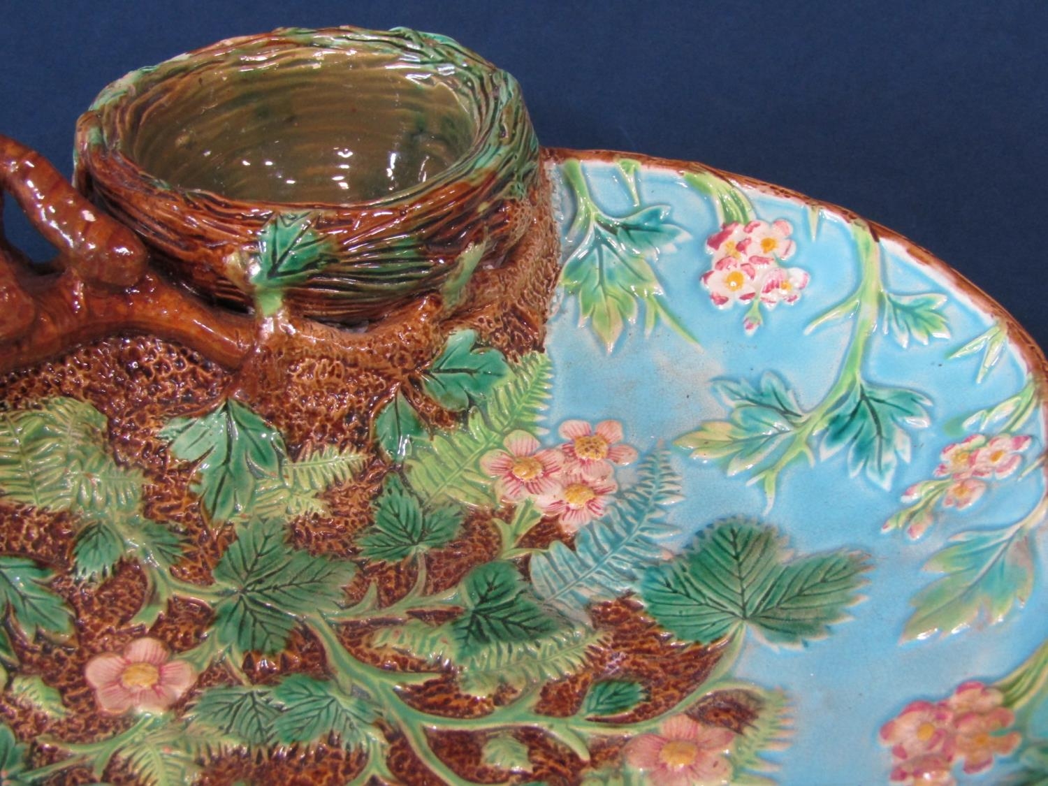 A 19th century majolica strawberry dish by George Jones, modelled as a pair of nests with strawberry - Bild 2 aus 2