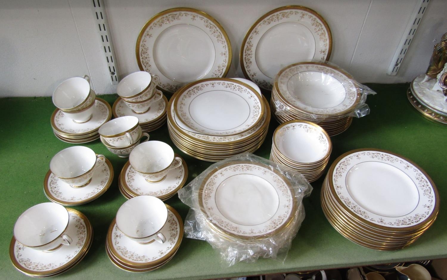 A collection of Royal Doulton Belmont pattern wares including twelve dinner plates, twelve dessert - Bild 2 aus 2