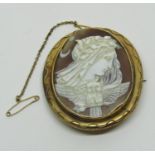 Antique yellow metal cameo brooch depicting Nyx or Athena and an owl, 5.8 x 5cm approx, 15.6g (af)