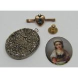 9ct brooch (af), 15ct dress stud, a white metal locket with embossed flowers and a Berlin type