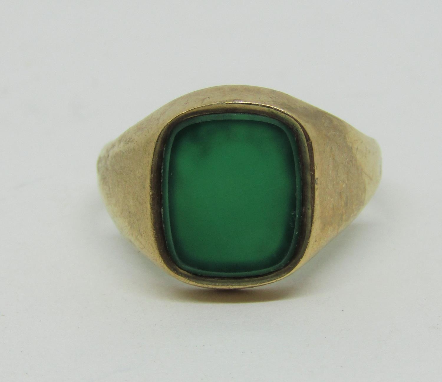 9ct green agate signet ring, size W, 5.3g