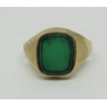 9ct green agate signet ring, size W, 5.3g