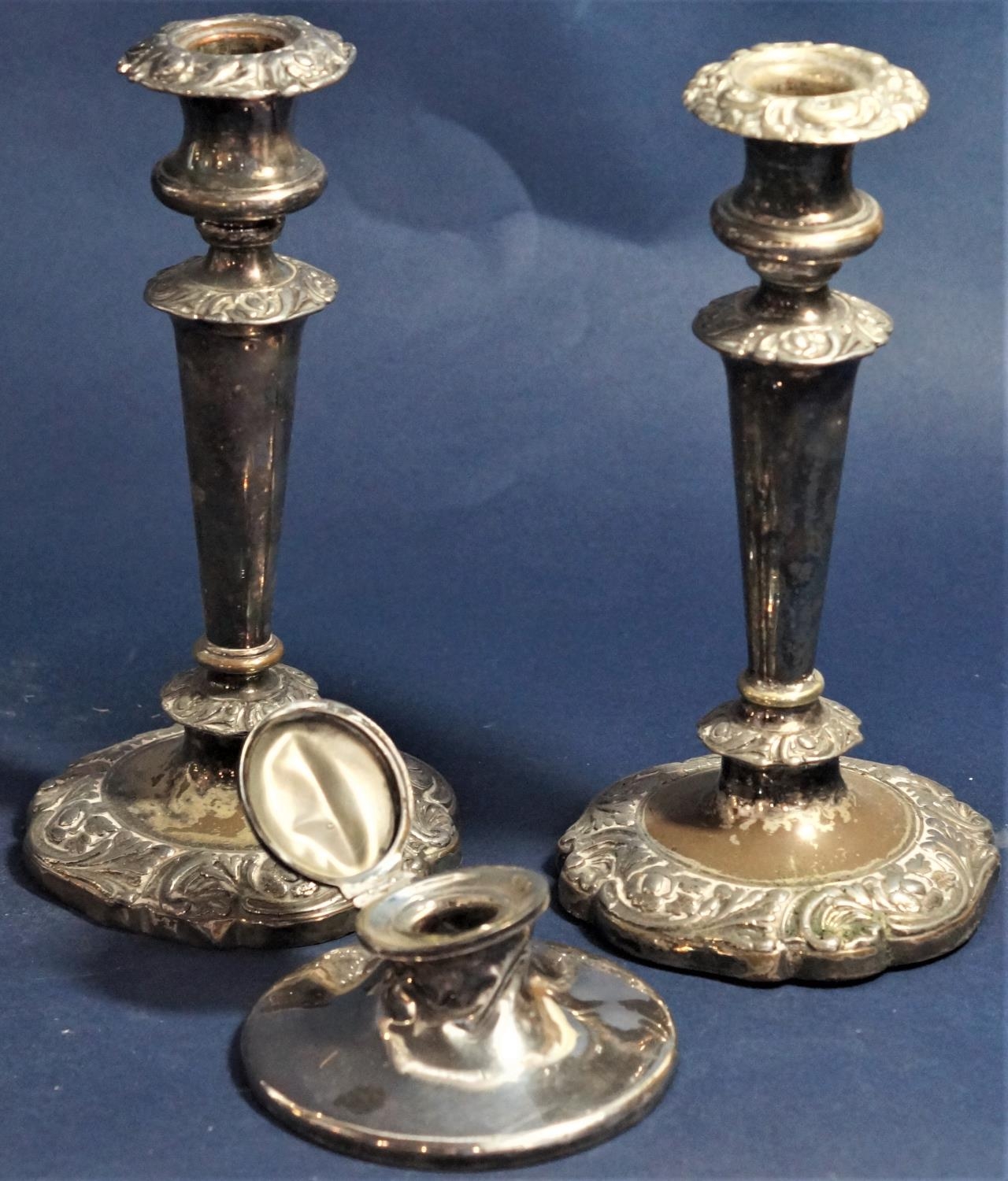 A mixed collection of silver and silver plate comprising a silver ink stand (af) a pair of silver - Image 7 of 7