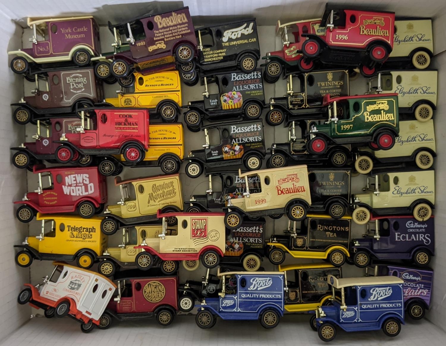 Large quantity of unboxed and unsorted Lledo model vehicles and un-matched empty boxes including - Image 3 of 4