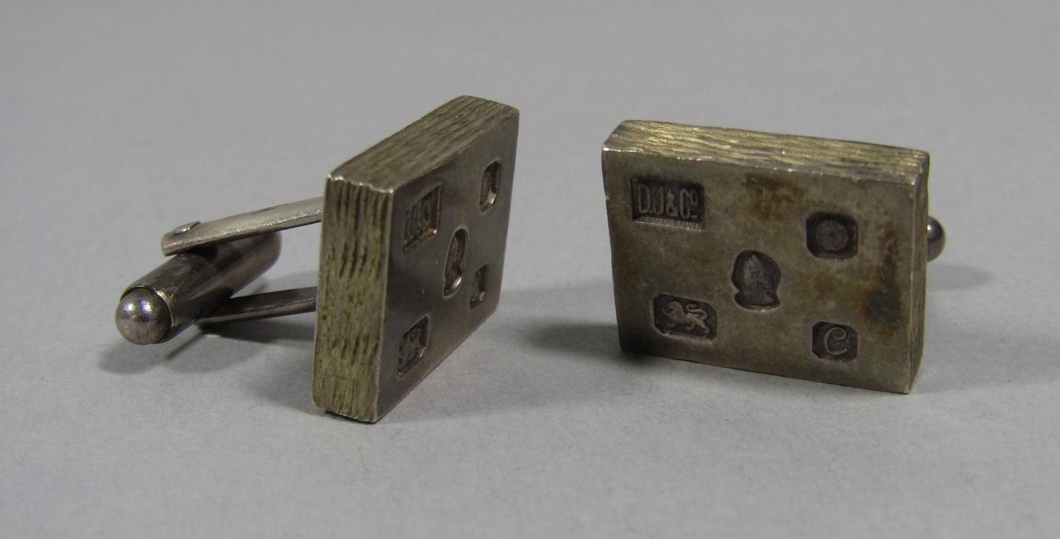 Collection of silver jewellery to include a pair of 1970s cufflinks plus two further pairs, engraved - Image 3 of 3