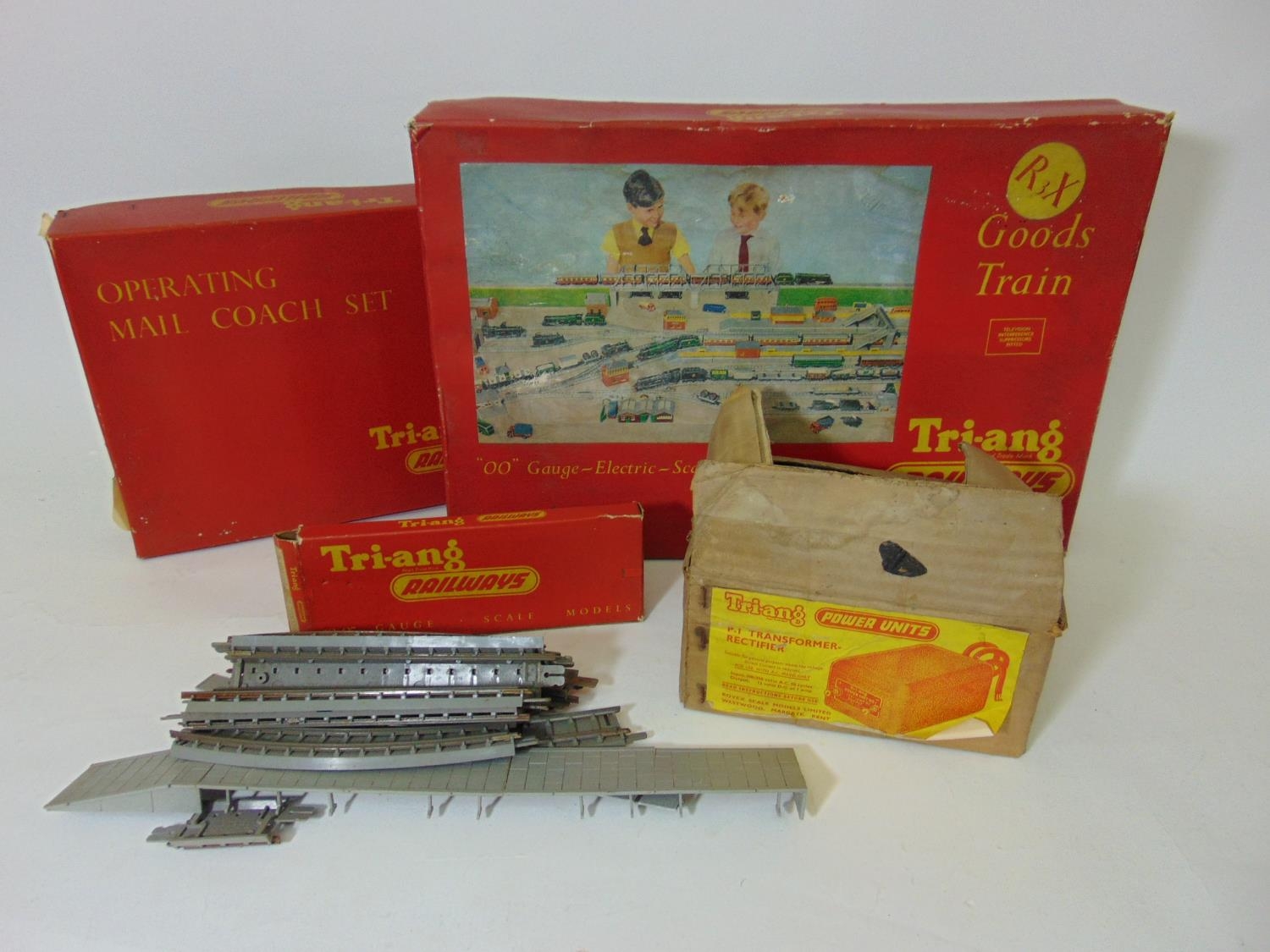 Collection of 00 gauge boxed Triang Railway items including R3X Goods Train Set (electric scale