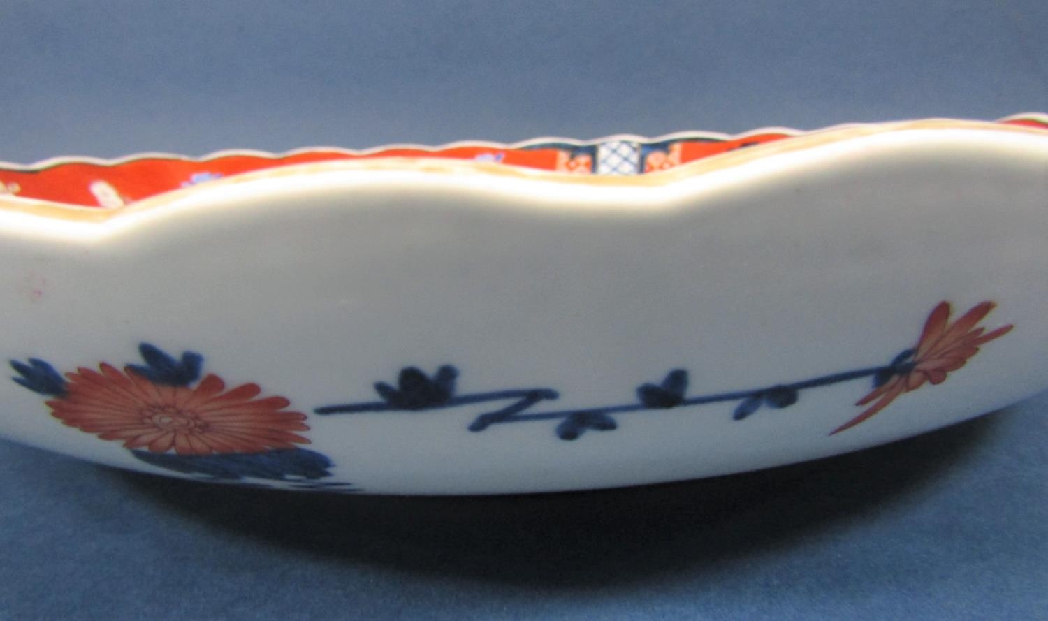 A large oriental charger in the 18th century imari style with flower vase detail to the centre - Image 3 of 3