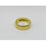 18ct wedding ring, size I/J, 5.1g