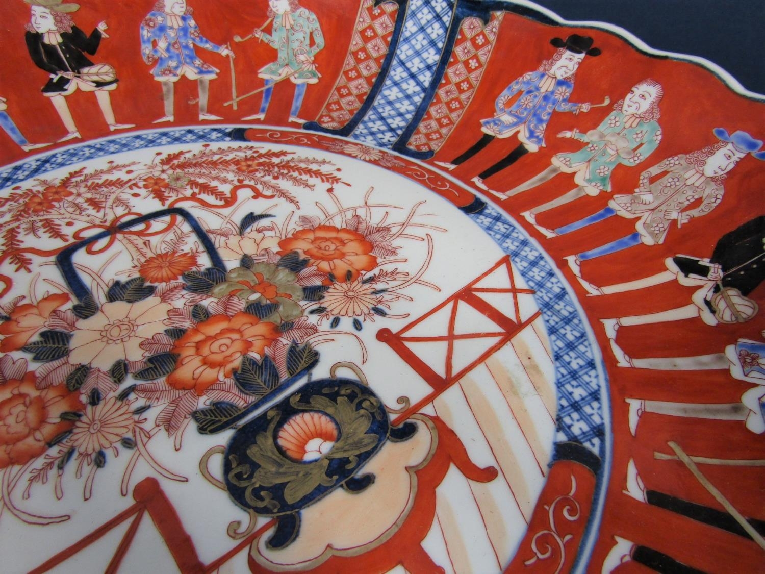 A large oriental charger in the 18th century imari style with flower vase detail to the centre - Image 2 of 3