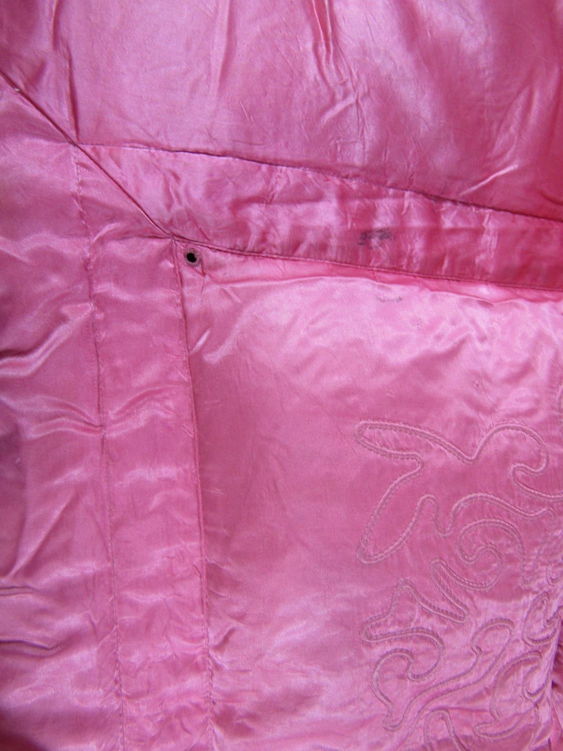 Vintage eiderdown in pink satin (feels like silk) filled with feathers and with trapunto type - Image 4 of 5