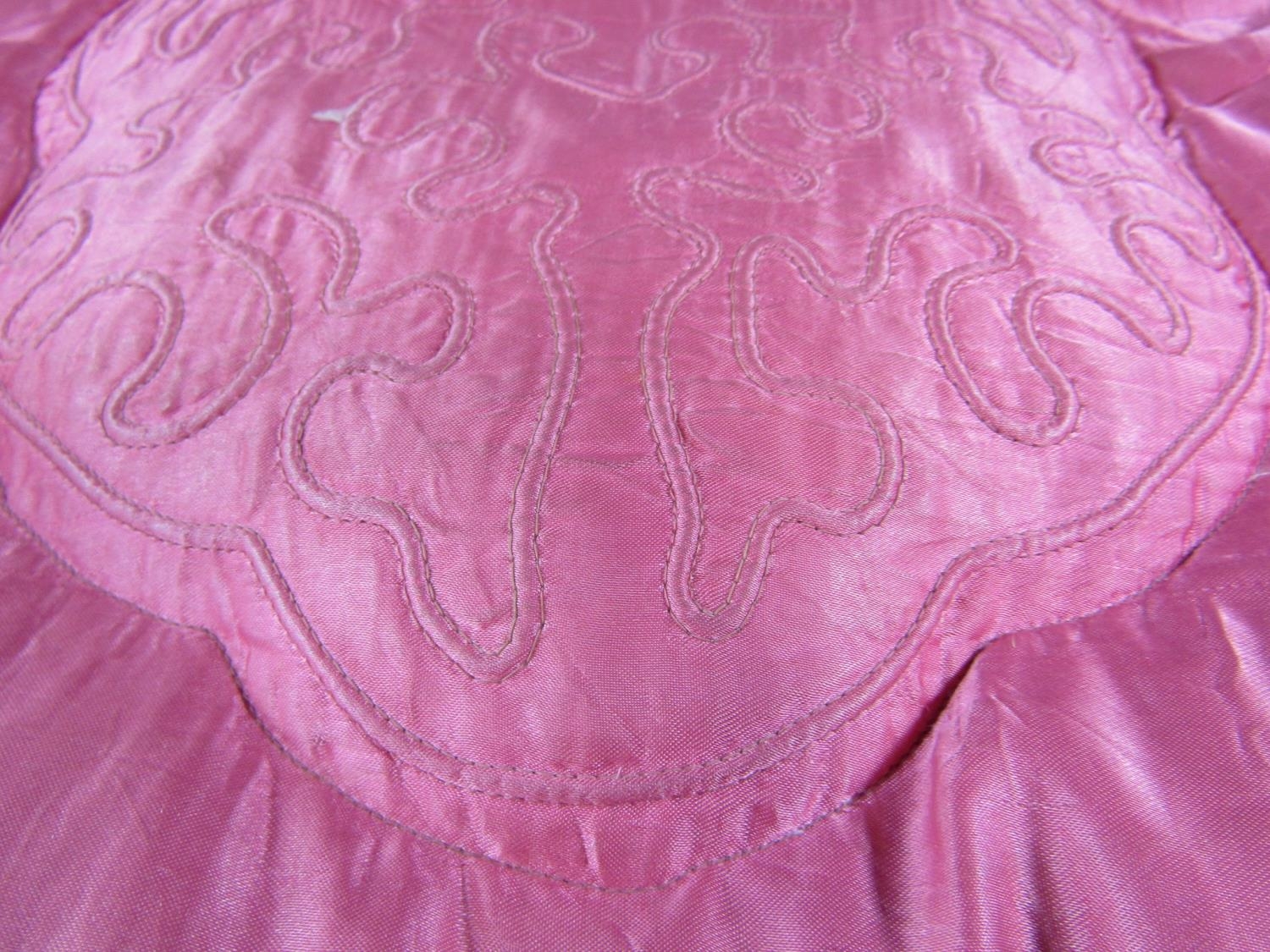 Vintage eiderdown in pink satin (feels like silk) filled with feathers and with trapunto type - Image 3 of 5