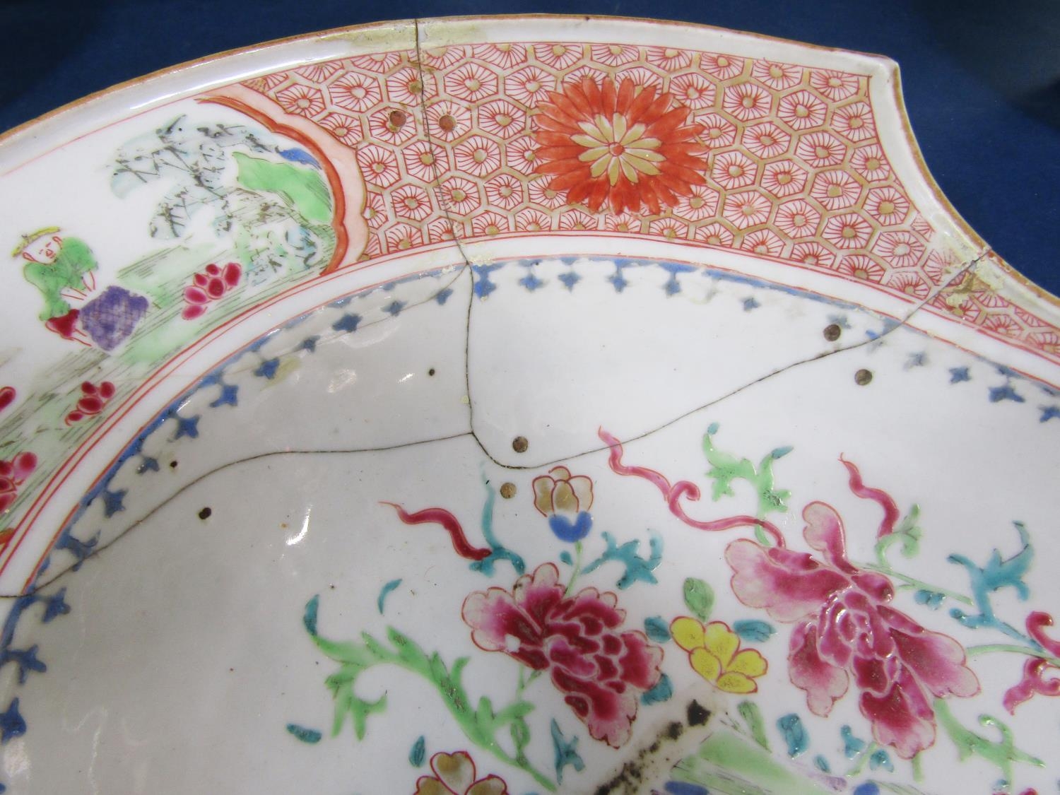 A collection of late 18th and early 19th century oriental ceramics including a Famille Rose barber's - Image 2 of 6