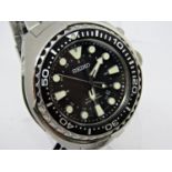 Good vintage gent's stainless steel Seiko Kinetic Divers 200m wristwatch, the black dial with lume