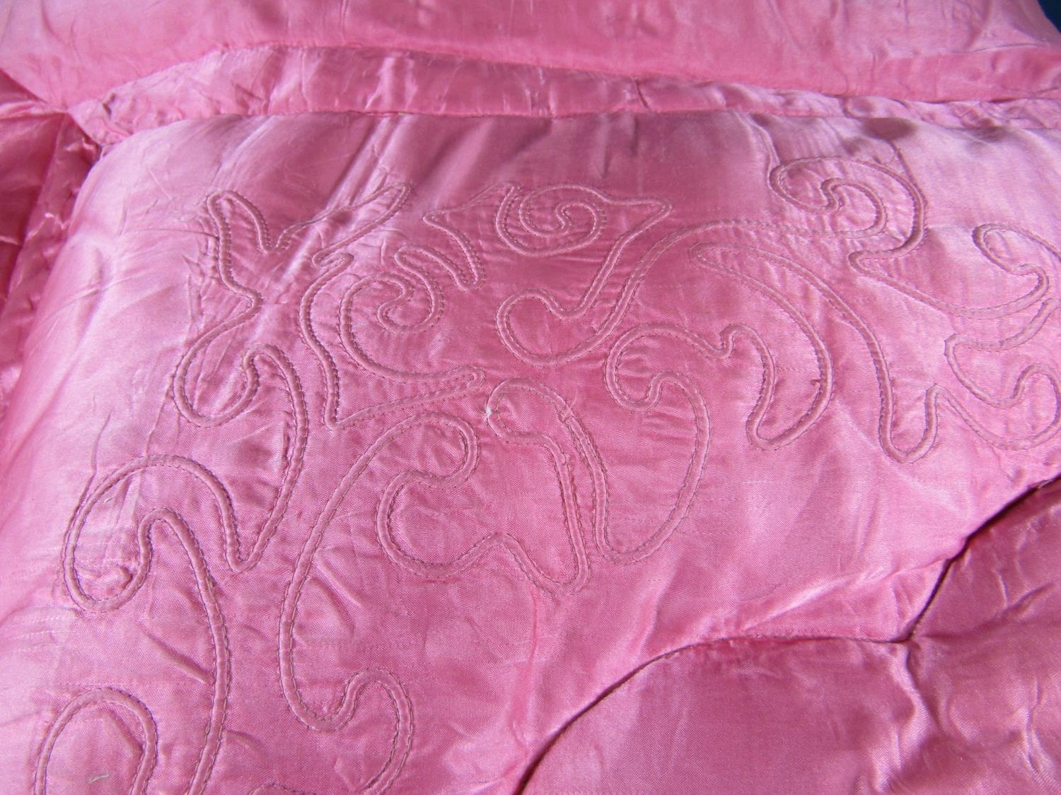 Vintage eiderdown in pink satin (feels like silk) filled with feathers and with trapunto type - Image 5 of 5