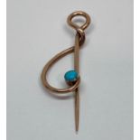 9ct Murrle Bennett & Co pin in the form of a treble clef set with cabochon turquoise, 3.3cm L, 0.8g