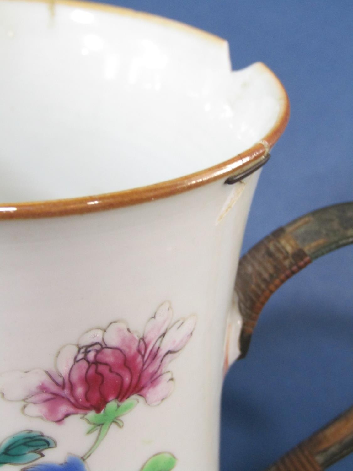 A collection of late 18th and early 19th century oriental ceramics including a Famille Rose barber's - Image 6 of 6