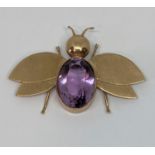 Novelty yellow metal bee brooch set with an oval faceted amethyst, maker 'NPHB', 5.7cm W, 11.7g