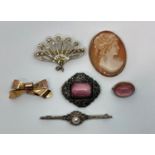 Group of brooches to include an Edwardian 9ct bow brooch, 2.4g, a 9ct cameo brooch depicting a