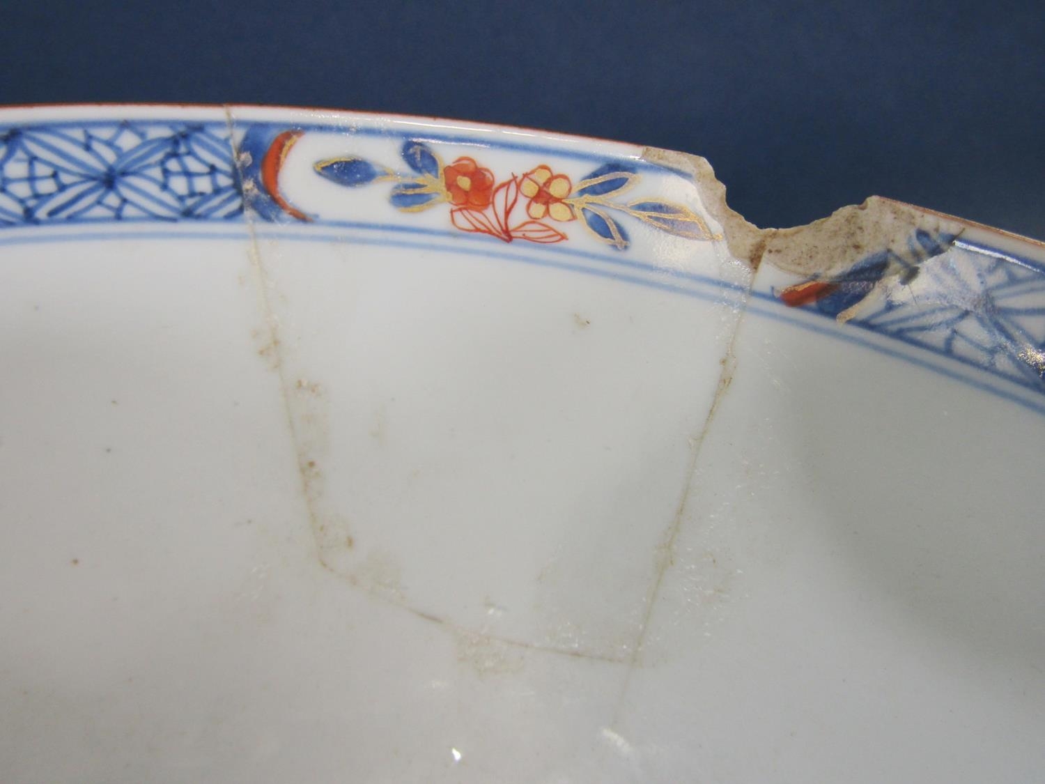 A collection of late 18th and early 19th century oriental ceramics including a Famille Rose barber's - Image 3 of 6