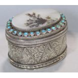 Good quality white metal pill box, the detachable lid centrally fitted with moss agate framed by