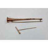 9ct hunting horn brooch, 4.9g (af) and a similar 15ct stick pin, 1g (2)