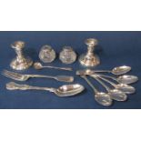 Set of five late Georgian teaspoons, a dessert spoon, a cake fork, and a further salt spoon, with