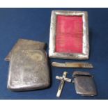 A mixed collection of cabinet silver comprising cigarette case, engine turned compact, vesta case,
