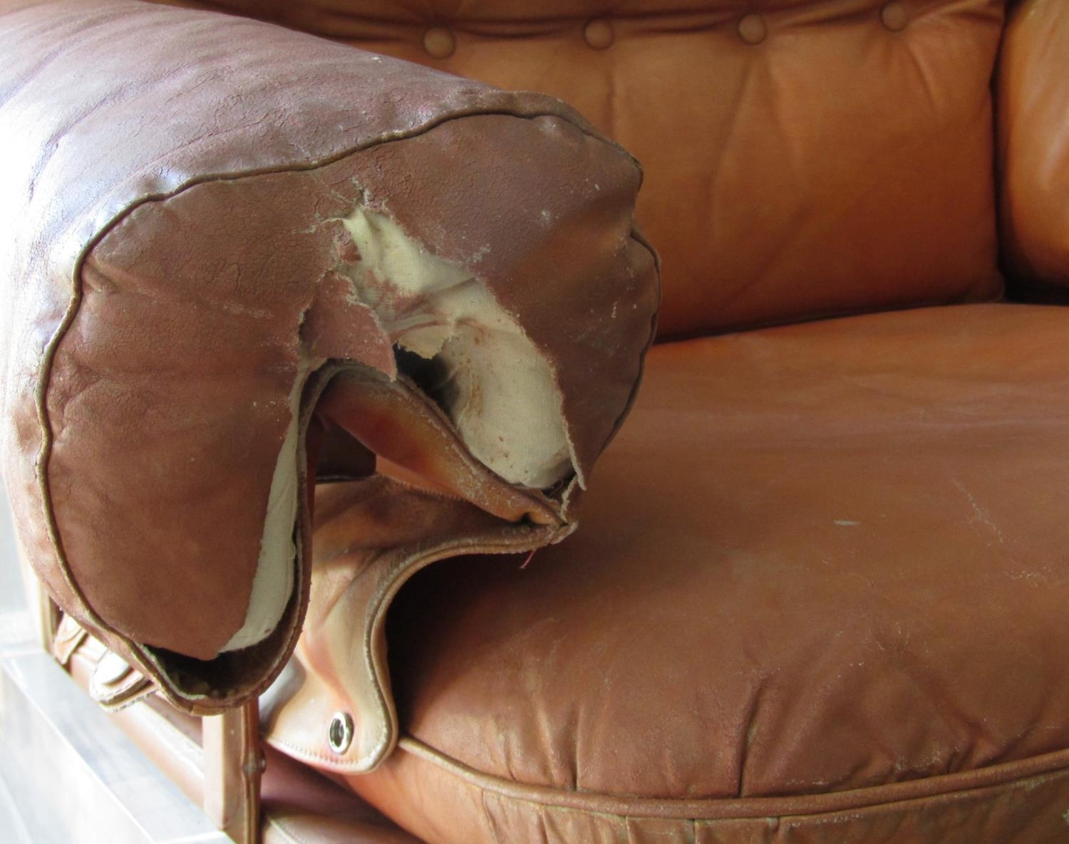 Unusual Italian 1960s tan leather sofa, with button back upholstery upon thick lucite/perspex - Image 4 of 4