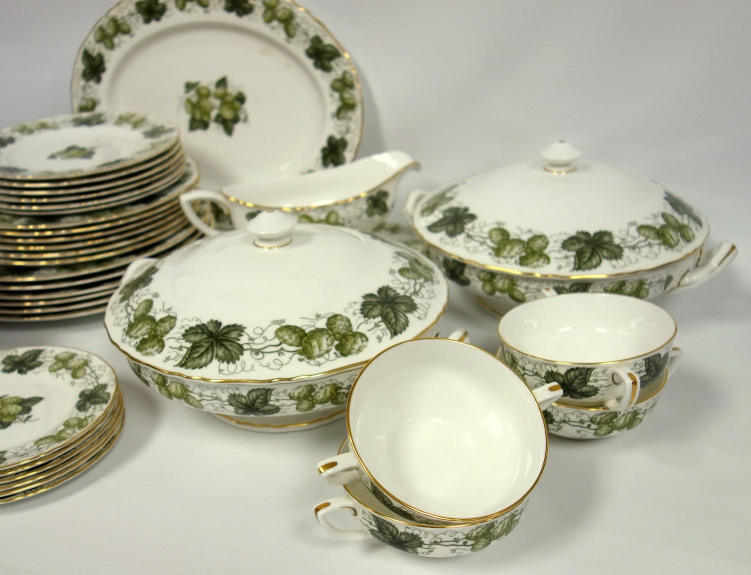 The Worcester Hop, Royal Worcester dinner service, comprising six dinner plates, twelve other - Bild 3 aus 7