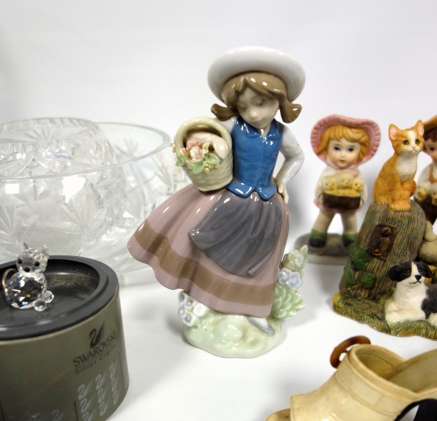 Mixed group of items, Lladro figure of a girl with basket of flowers, silver plate tea service, - Bild 2 aus 4