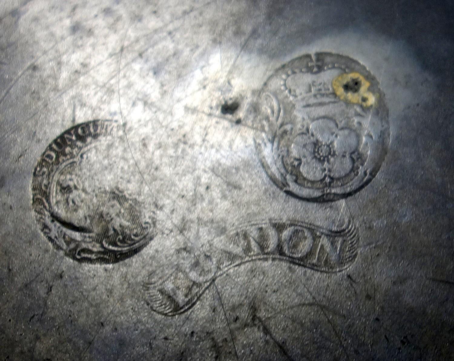 Two 18th century pewter chargers, one with touch mark S. Duncum, also a crowned rose and London, - Bild 5 aus 8