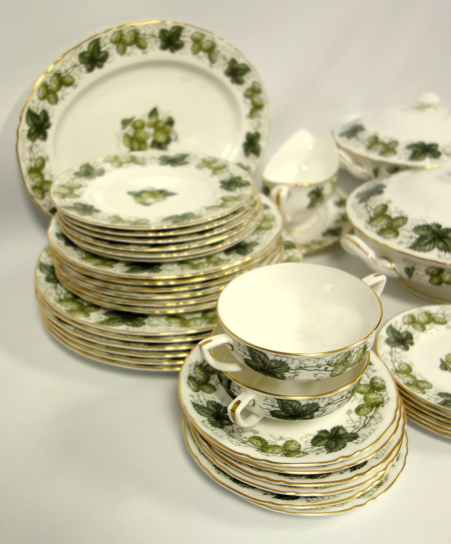 The Worcester Hop, Royal Worcester dinner service, comprising six dinner plates, twelve other - Bild 2 aus 7