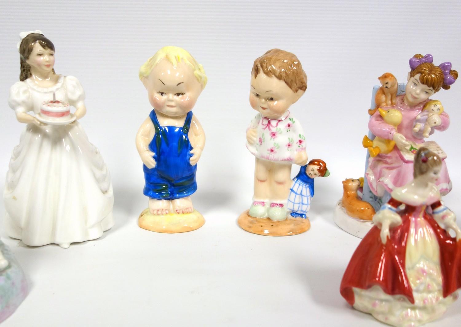 Shelly, Mabel Lucie Attwell figures, Lil Bill and Lilibet, numbered 566, three Doulton Childhood - Bild 2 aus 3
