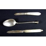 Seal end rat tail spoon, Sheffield 1904 and two silver blade pocket knives mounted in mother of
