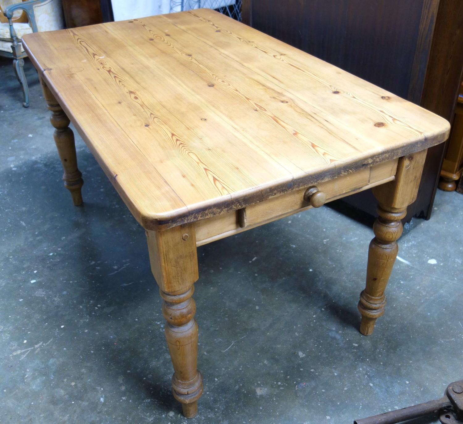 Pine table with single drawer, on turned legs, 151 x 87 cm